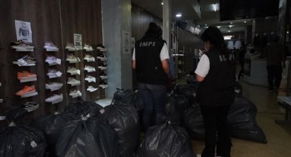 Decomisan en plaza del Centro Histórico casi 20 mil artículos falsos del Mundial 2026