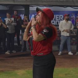 Abuchean a Layda Sansores en la inauguración de la Liga Mexicana de Beisbol en Campeche; intentan ocultar los videos