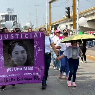 Marchan en Veracruz para exigir justicia por la médica asesinada; rechazan versión de fuego cruzado