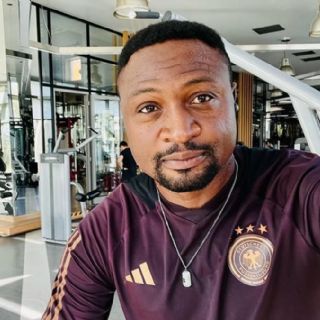 Exfutbolista de Nigeria de 40 años fallece de un presunto infarto tras desplomarse en el campo