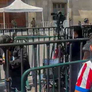 Comerciantes agreden y amenazan a periodistas de la fuente presidencial frente a Palacio Nacional