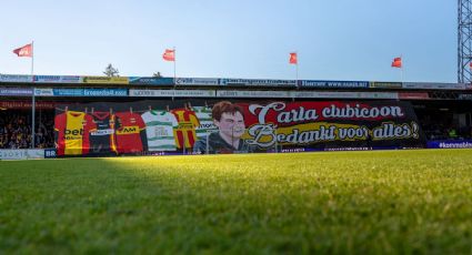 Mujer que lavó los uniformes del Go Ahead Eagles por 27 años llora al ver una manta gigante que le dedican los aficionados por su jubilación