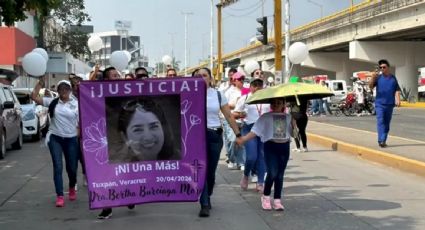 Marchan en Veracruz para exigir justicia por la médica asesinada; rechazan versión de fuego cruzado