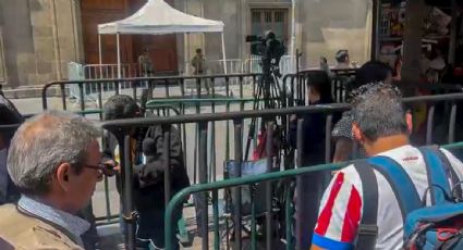 Comerciantes agreden y amenazan a periodistas de la fuente presidencial frente a Palacio Nacional