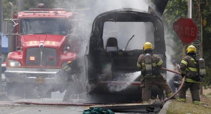 Atacan con explosivos instalaciones y un autobús militar en Colombia