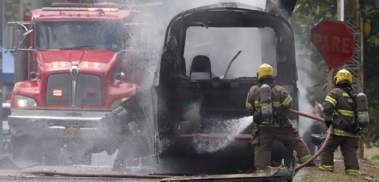 Atacan con explosivos instalaciones y un autobús militar en Colombia