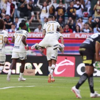 ¡Aplanadora auriazul! Pumas vence a Pachuca, rebasa a Chivas en el liderato y logra récord de puntos