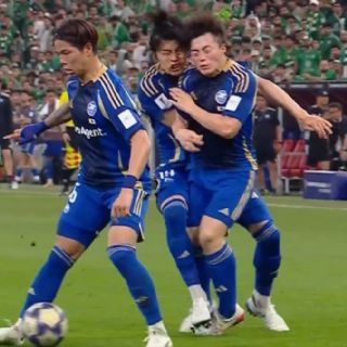 Tres futbolistas de un equipo japonés chocan y arruinan su jugada prefabricada de fantasía