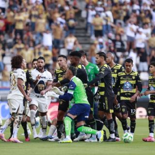 ¡Calientitos! Salomón Rondón es expulsado al darle una patada a Keylor Navas y casi acaba en campal