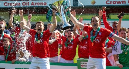 El Rochdale anota en el minuto 95 y su afición invade la cancha, pero el York marca en el 103 y logra el ascenso a cuarta división inglesa