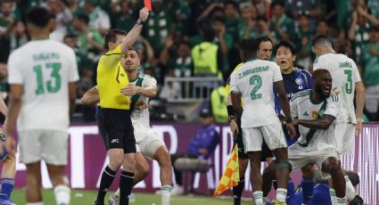 Futbolista del Al-Ahli propina brutal cabezazo en la cara a su rival en la Final de la Liga de Campeones de Asia