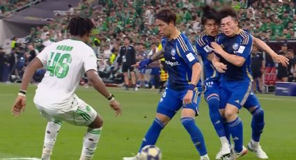 ¡Parecía sketch cómico! Tres futbolistas de un equipo japonés chocan y arruinan su jugada prefabricada de fantasía