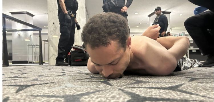 Presentan cargos por armas y agresión a sospechoso de tiroteo en cena de corresponsales