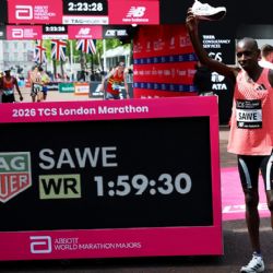 Historia pura: el keniano Sabastian Sawe rompe el récord mundial y corre por debajo de dos horas el Maratón de Londres