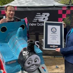 Aficionado corre el Maratón de Londres disfrazado de tren y logra un Récord Guinness