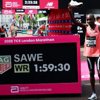 El keniano Sabastian Sawe rompe el récord mundial y corre debajo de dos horas el Maratón de Londres