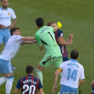 Esteban Andrada, exportero de Rayados, enfurece al ser expulsado y da puñetazo en el rostro a rival