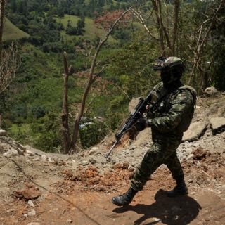 Abren investigación en Colombia tras hallar una mina de oro del Clan del Golfo en base militar