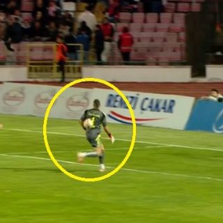 ¿El oso del año? Portero pierde de vista el balón, pega en su espalda y da 'asistencia' a su rival