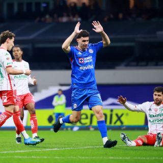 Cruz Azul golea a Necaxa en su 'regreso' al Azteca y gana un millón de dólares como "equipo del año"
