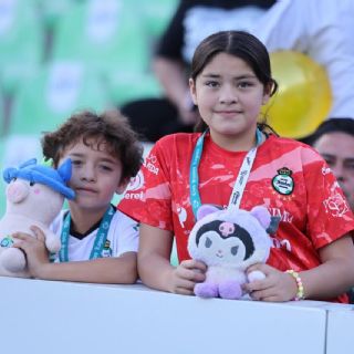 Aficionados de Santos realizan 'lluvia de peluches' en el TSM para donar a niños de escasos recursos
