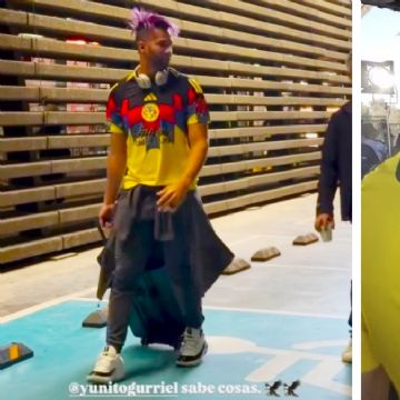 Lourdes Gurriel, jardinero de los Diamondbacks, porta la playera de regalo que le dio el América