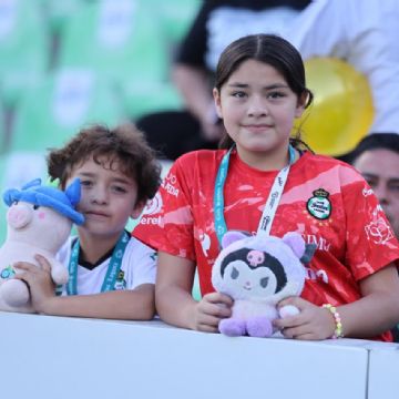 Aficionados de Santos realizan 'lluvia de peluches' en el TSM para donar a niños de escasos recursos