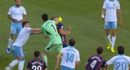 ¡Se volvió loco! Esteban Andrada, exportero de Rayados, enfurece tras ser expulsado y da puñetazo en el rostro a un rival en España