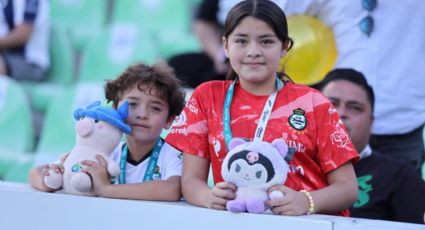 Aficionados de Santos Laguna realizan 'lluvia de peluches y pelotas' en el TSM para donar a niños de escasos recursos