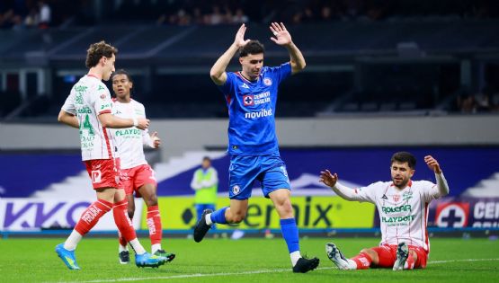 Cruz Azul golea al Necaxa en su 'regreso' al Estadio Azteca y se embolsa un millón de dólares como "mejor equipo del año"