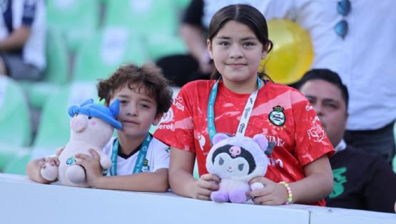 Aficionados de Santos Laguna realizan 'lluvia de peluches y pelotas' en el TSM para donar a niños de escasos recursos