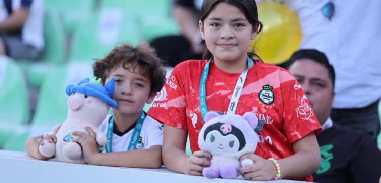 Aficionados de Santos realizan 'lluvia de peluches' en el TSM para donar a niños de escasos recursos