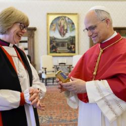 El papa y la arzobispa de Canterbury llaman a la unidad entre cristianos ante la urgencia de la paz de Cristo