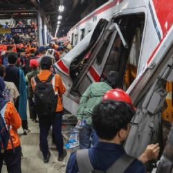 Aumentan a siete los muertos tras choque entre dos trenes a las afueras de Yakarta