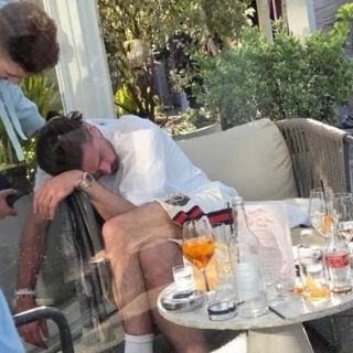 ¡Salud! Captan al futbolista inglés Jack Grealish dormido y en presunto estado de ebriedad en un bar