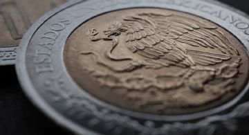 Bolsa Mexicana cae 1.79% mientras el peso cotiza en 17.38 por dólar