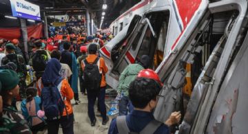 Aumentan a siete los muertos tras choque entre dos trenes a las afueras de Yakarta