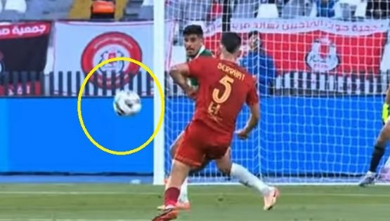 ¡Parece de videojuego! Futbolista marca un golazo de tres dedos al ángulo que puede valer el premio Puskas