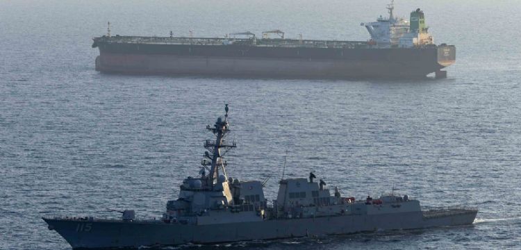 Militares de EU interceptan un buque con bandera de Irán en su bloqueo contra Teherán