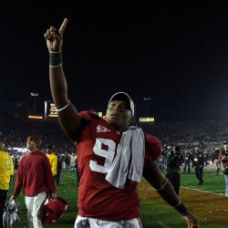 Exjugador de futbol americano colegial confiesa que se disfrazaba de estrella de la NFL para lograr préstamos millonarios