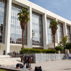 Hombre de 89 años dispara en dos oficinas públicas en Atenas y deja al menos cinco heridos; logra escapar