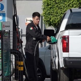 Pactan gobierno y gasolineros reducir el precio del diésel a 27 pesos por litro