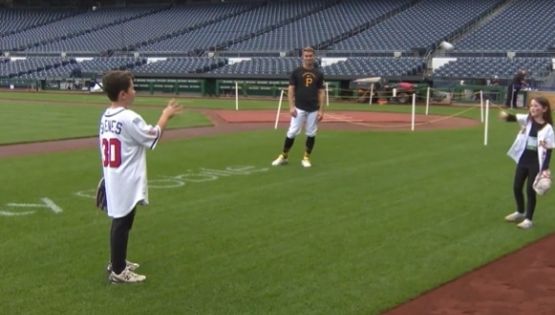 Completa la buena obra: Jugador de Pirates conoce a niña que portaba su jersey y le lanzó una pelota