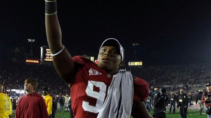 Exjugador de futbol americano colegial confiesa que se disfrazaba de estrella de la NFL para lograr préstamos millonarios