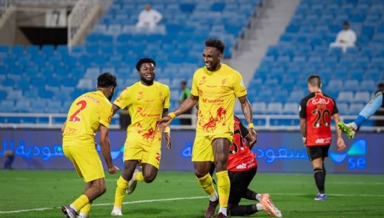 ¡Le gana a Cristiano Ronaldo! El mexicano Julián Quiñones marca doblete y retoma el liderato de goleo en Arabia Saudita