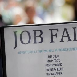 Desempleo en EU baja a 4.3% durante marzo, pero se mantienen riesgos por ofensiva en Irán