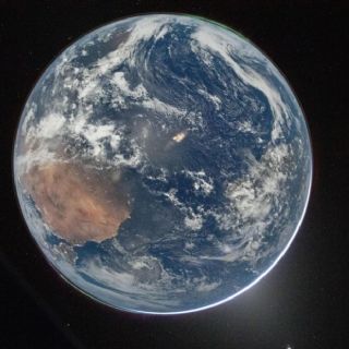 NASA publica fotografías de la Tierra capturadas desde ventana de la cápsula Orión