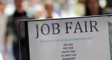 Desempleo en EU baja a 4.3% durante marzo, pero se mantienen riesgos por ofensiva en Irán