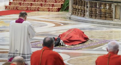 Viernes Santo: el papa León XIV reza tendido en el suelo para conmemorar el martirio de Jesús de Nazaret
