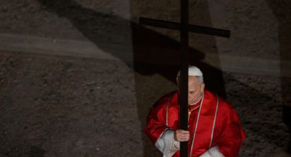 León XIV retoma histórica tradición y carga la cruz en el viacrucis ante miles en el Coliseo